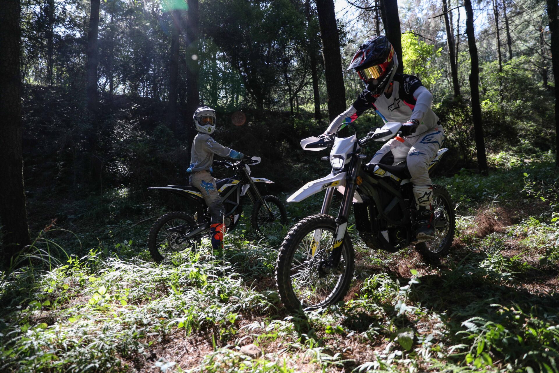 Qui sommes-nous - Surron europe moto electrique enduro foret - Surron Europe